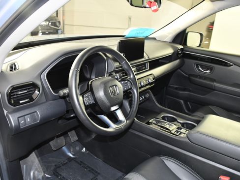 Certified 2025 Honda Pilot Touring image 2