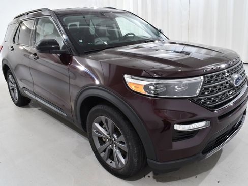 Used 2022 Ford Explorer XLT w/ Equipment Group 202A image 5