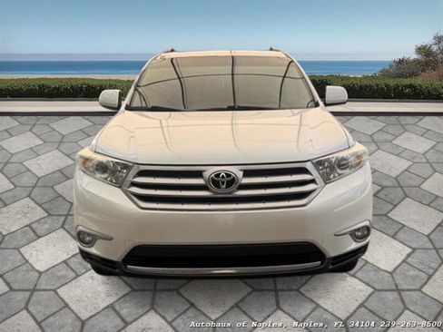 Used 2012 Toyota Highlander SE w/ Tow Pkg image 24