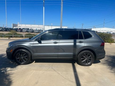 Used 2023 Volkswagen Tiguan SE image 2