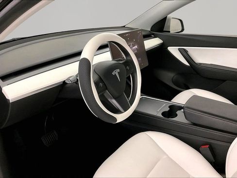 Used 2022 Tesla Model Y Long Range image 16