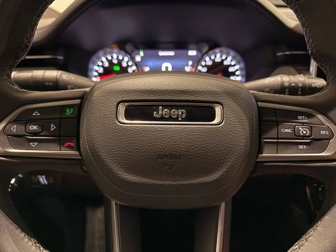 Used 2025 Jeep Compass Latitude AWD/4WD image 19