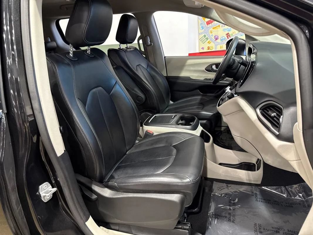 Used 2023 Chrysler Pacifica Touring-L FWD image 11