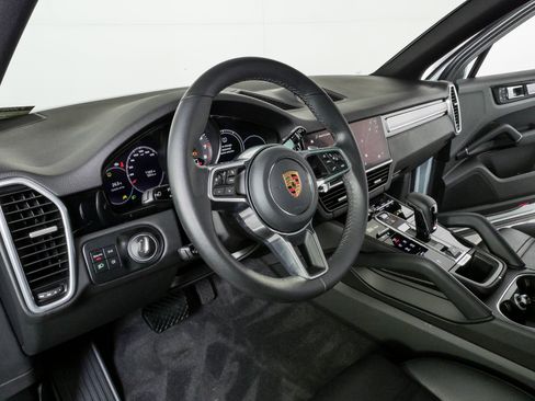 Certified 2023 Porsche Cayenne AWD/4WD image 4