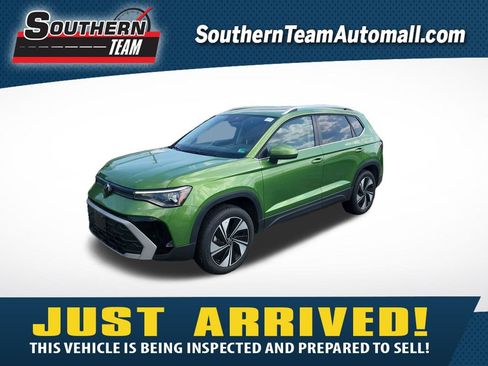 Used 2025 Volkswagen Taos SE w/ Panoramic Sunroof Package image 1