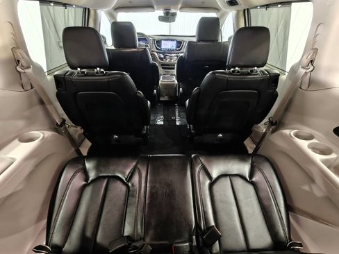 Used 2024 Chrysler Pacifica Touring-L FWD image 29