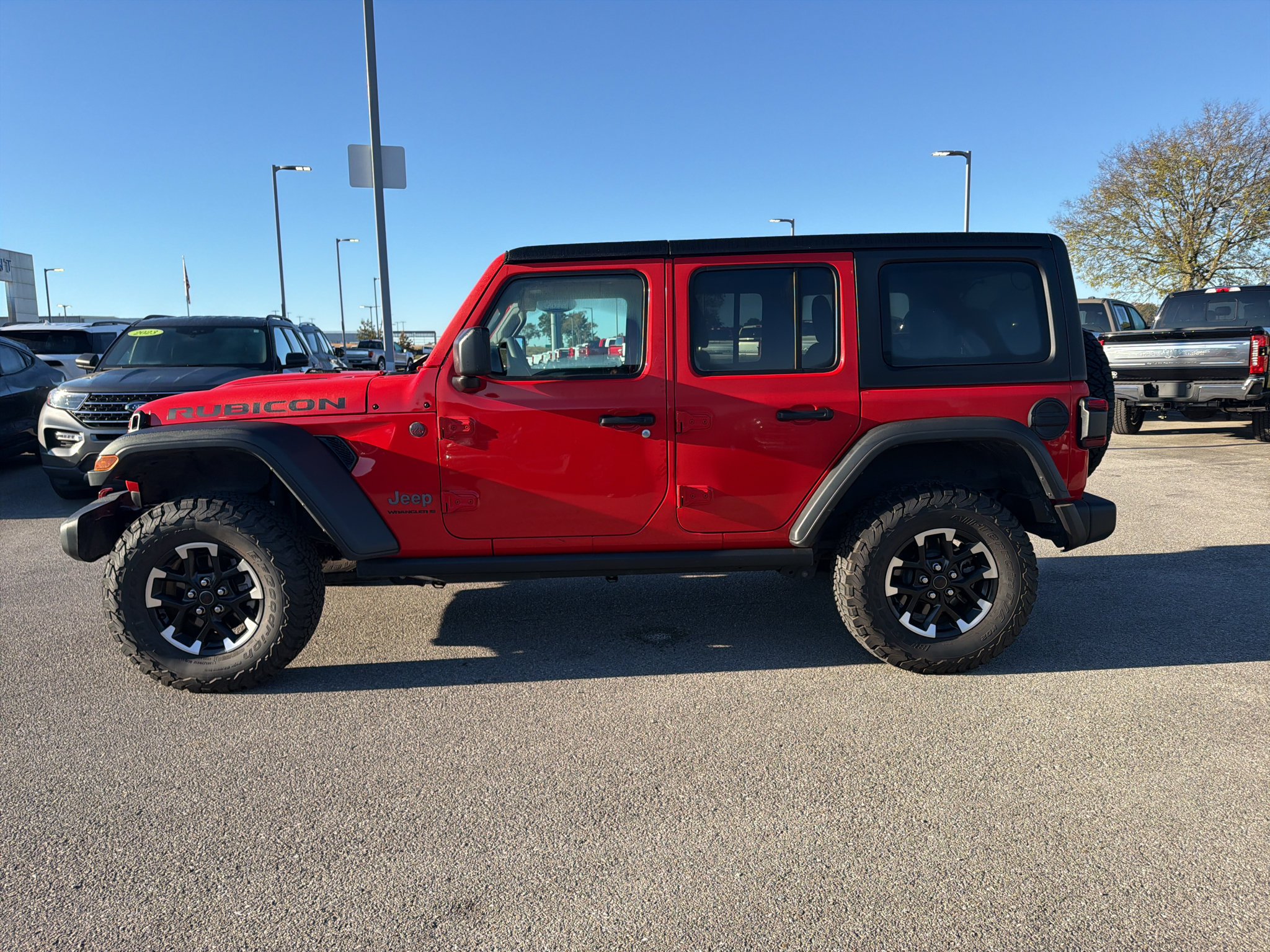Used 2025 Jeep Wrangler Unlimited Rubicon w/ Convenience Group AWD/4WD image 8