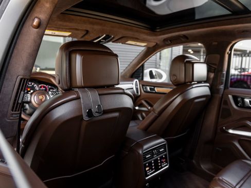 Certified 2023 Porsche Cayenne Turbo AWD/4WD image 27