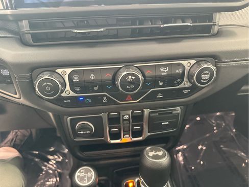 Used 2025 Jeep Wrangler Unlimited Sahara AWD/4WD image 17