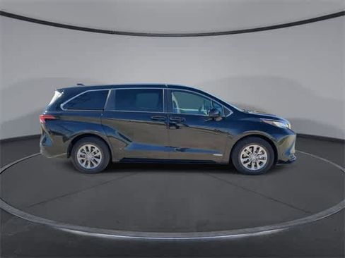 Used 2021 Toyota Sienna LE image 9