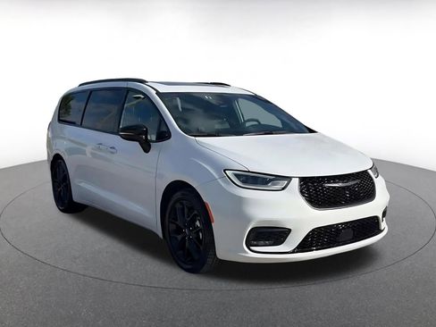 Used 2025 Chrysler Pacifica Limited image 3