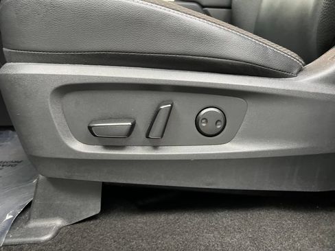 Used 2025 Nissan Pathfinder SL FWD image 13