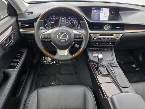 Used 2018 Lexus ES 350 w/ Luxury Package w/Wood Trim image 13