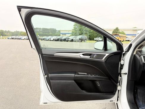 Used 2019 Ford Fusion SE FWD image 11