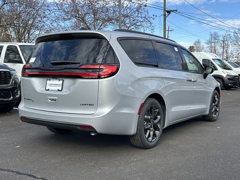 New 2026 Chrysler Pacifica Limited w/ Uconnect Theater Family Group image 19