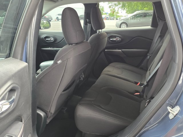 Used 2020 Jeep Cherokee Latitude w/ Cold Weather Group FWD image 4