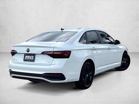 Used 2024 Volkswagen Jetta SE w/ Panoramic Sunroof Package FWD image 2