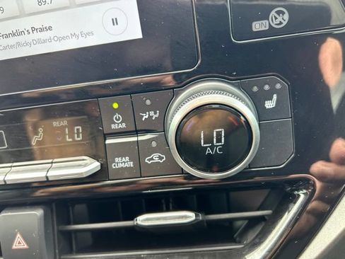 Used 2024 Toyota Highlander XLE AWD/4WD image 21