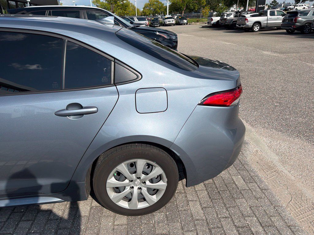 Used 2025 Toyota Corolla LE FWD image 7
