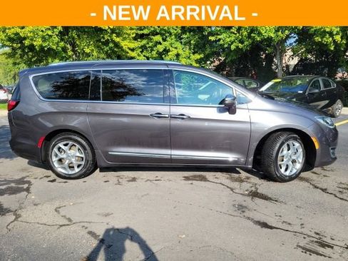 Used 2019 Chrysler Pacifica Limited FWD image 2