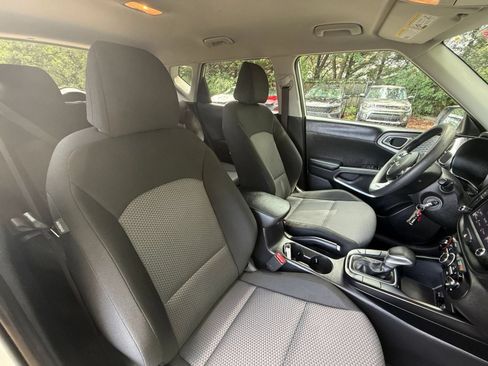 Used 2025 Kia Soul LX w/ LX Technology Package FWD image 34