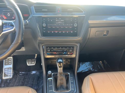 Used 2022 Volkswagen Tiguan SE R-Line image 11
