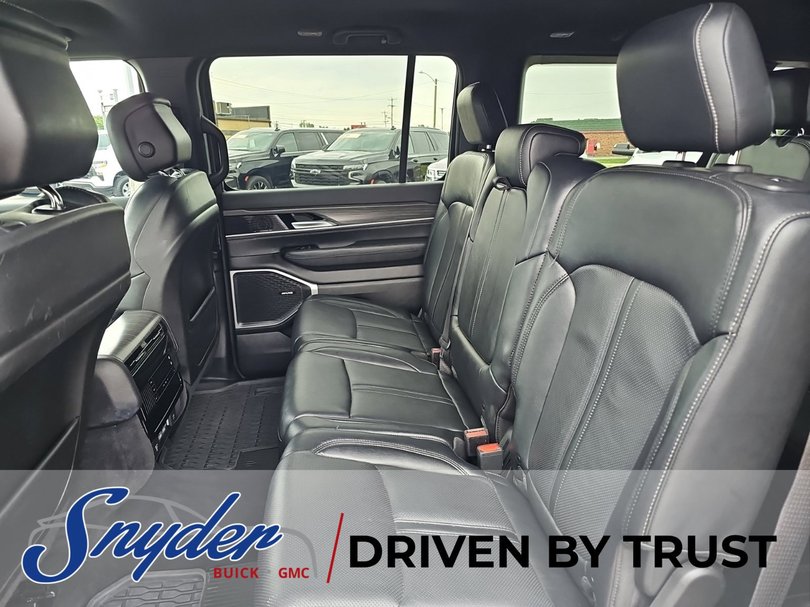 Used 2024 Jeep Wagoneer L Series II w/ Flexible Seating Group AWD/4WD image 22