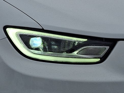 Used 2025 Chrysler Pacifica Select image 9