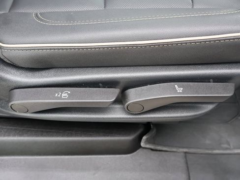 Used 2023 GMC Yukon XL SLT w/ SLT Premium Package image 41