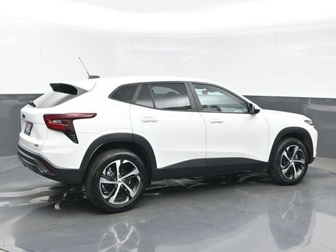 Used 2025 Chevrolet Trax RS w/ Sunroof Package FWD image 6