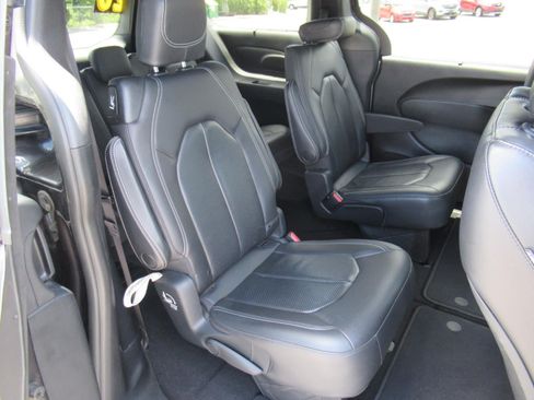 Used 2020 Chrysler Pacifica Touring-L w/ S Appearance Package FWD image 28