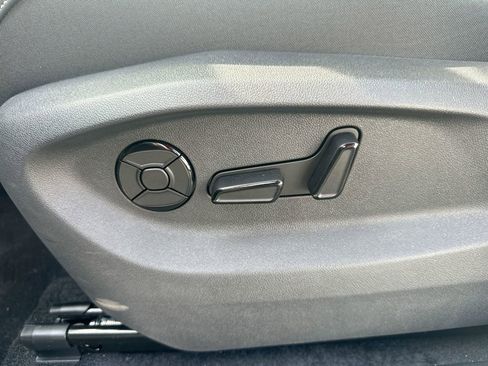 New 2025 Volkswagen Tiguan SE image 37