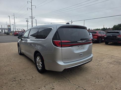 Used 2024 Chrysler Pacifica Touring-L FWD image 6