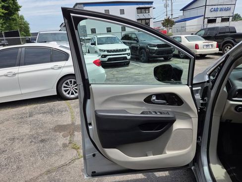 Used 2024 Chrysler Pacifica Limited FWD image 12
