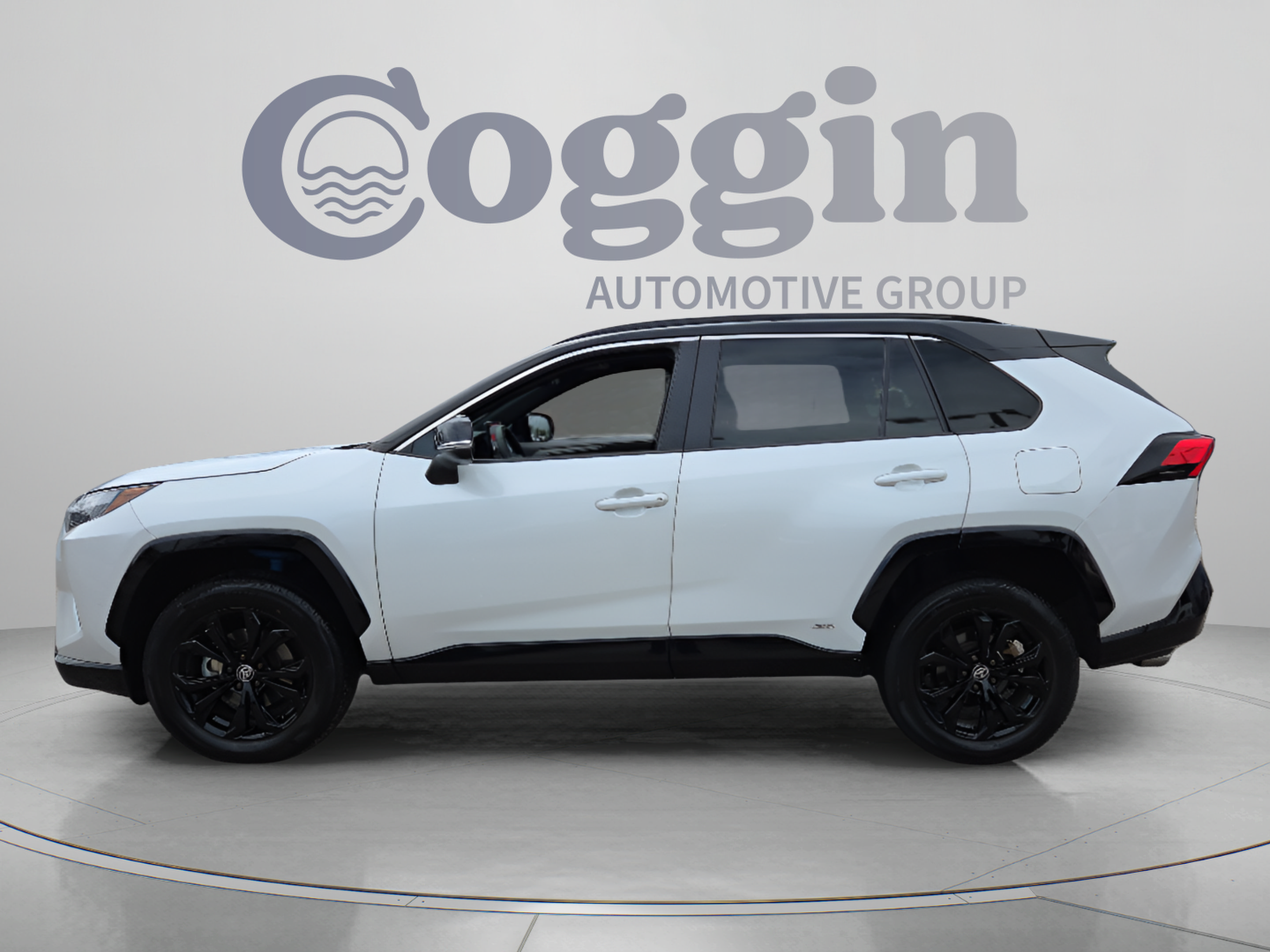 Used 2023 Toyota RAV4 XSE AWD/4WD image 2