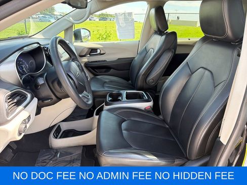 Used 2023 Chrysler Pacifica Touring-L FWD image 11