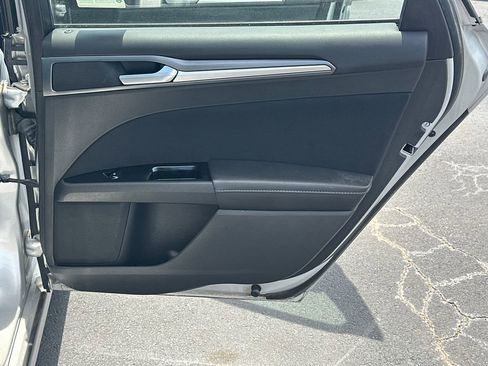 Used 2015 Ford Fusion SE FWD image 16