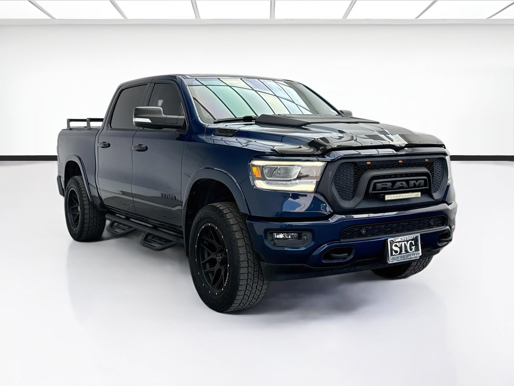Used 2019 RAM 1500 Laramie AWD/4WD image 3