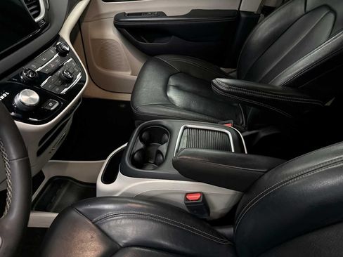 Used 2022 Chrysler Pacifica Touring-L FWD image 21