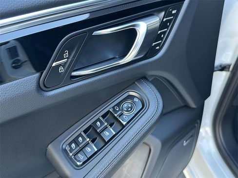 Used 2025 Porsche Macan image 18