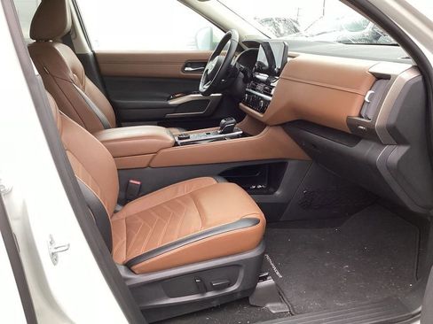 Used 2022 Nissan Pathfinder Platinum image 8