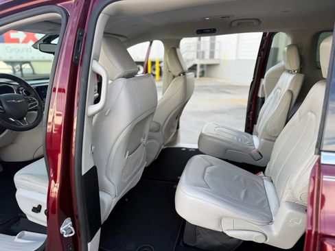 Used 2017 Chrysler Pacifica Touring-L image 20