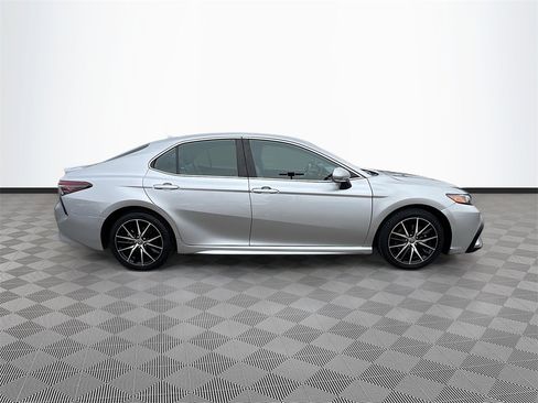 Used 2024 Toyota Camry SE image 8