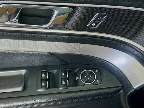 Used 2017 Ford Explorer XLT FWD image 15