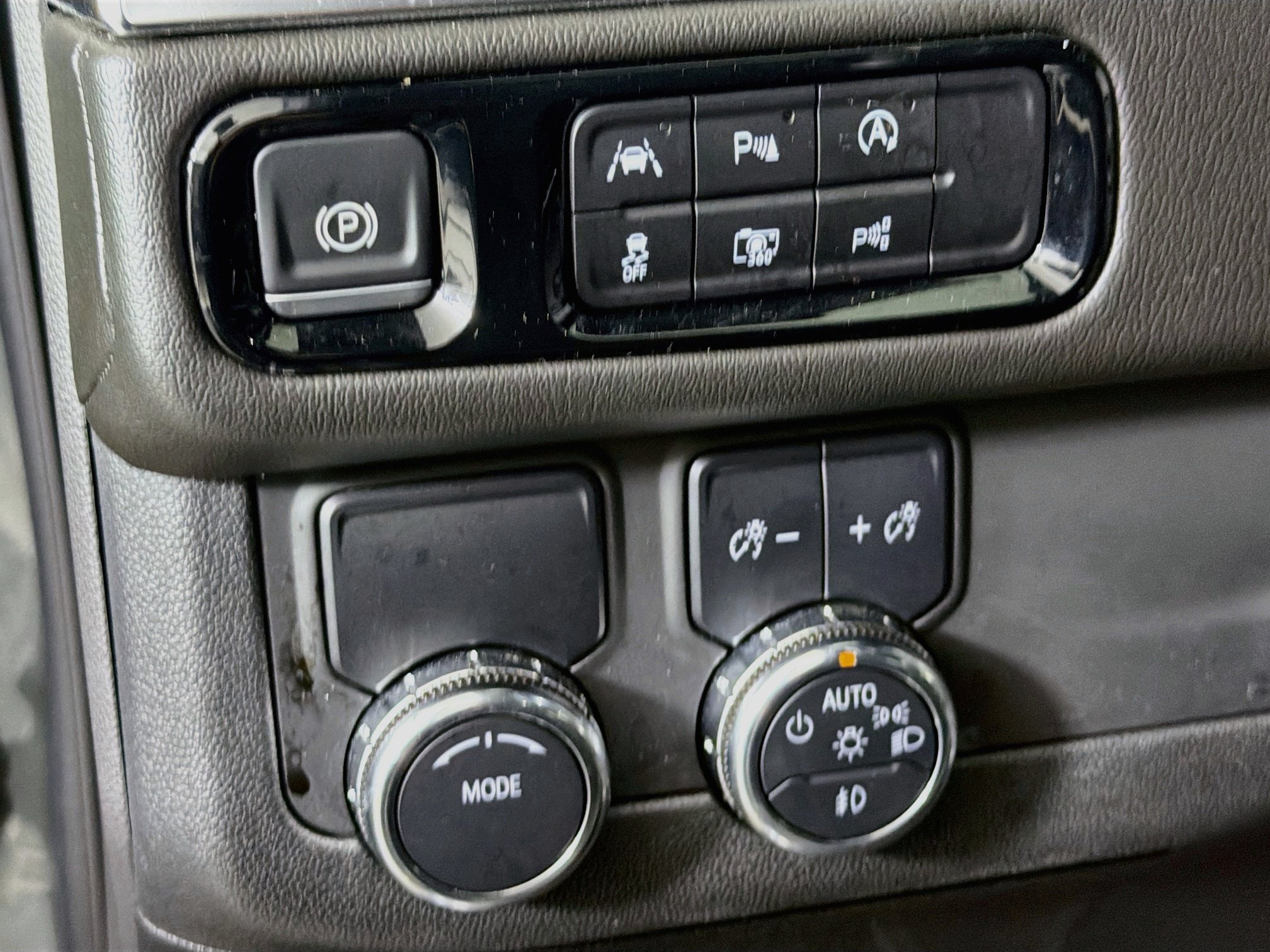 Used 2025 GMC Yukon Denali RWD image 16