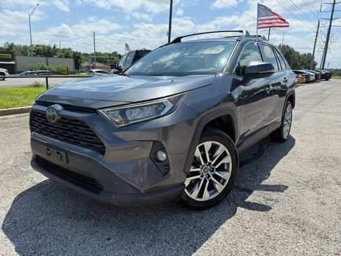 Used 2019 Toyota RAV4 XLE Premium FWD image 29