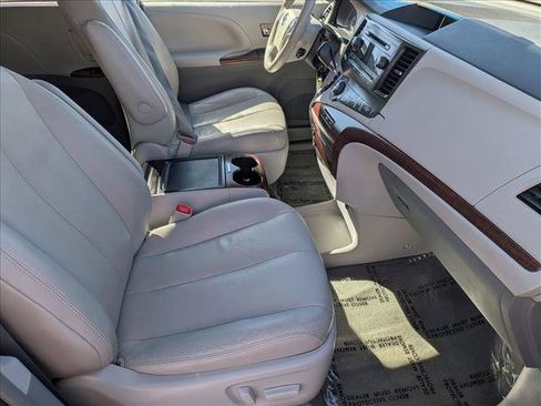 Used 2014 Toyota Sienna XLE image 19