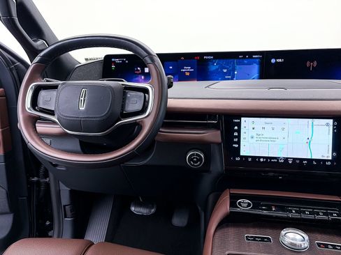Used 2025 Lincoln Navigator Reserve AWD/4WD image 7