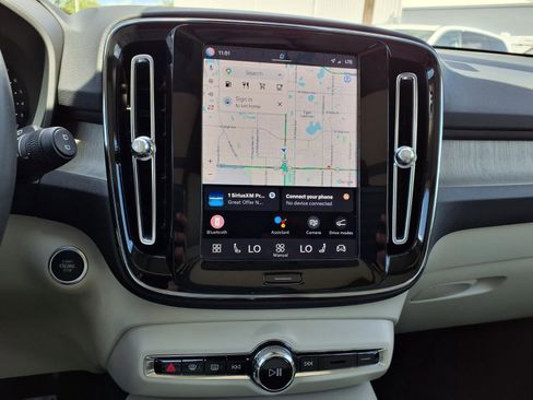 Certified 2023 Volvo XC40 B5 Plus AWD/4WD image 26