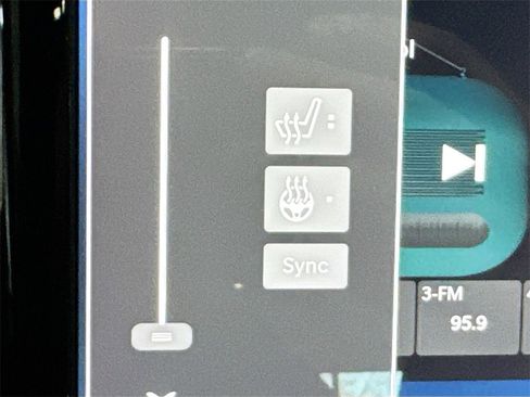 Used 2024 Chrysler Pacifica Touring-L image 17